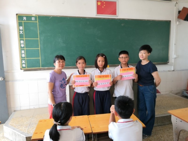 圖為家委代表林熙桐媽媽(右一)為四1班學(xué)習(xí)標(biāo)兵頒發(fā)獎(jiǎng)學(xué)金.jpg