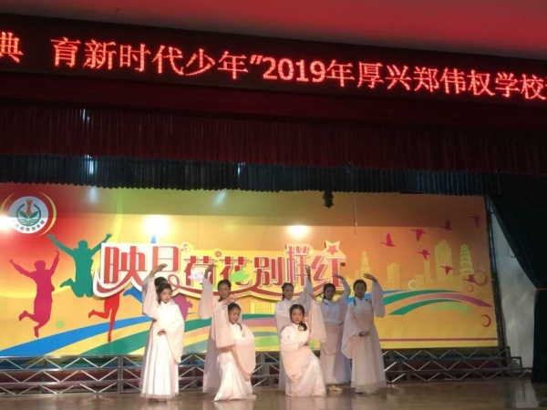 圖為五3班集體舞蹈節(jié)目:戀人心.jpg