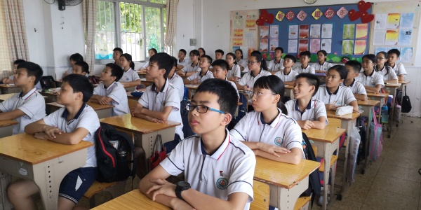 圖為厚興鄭偉權(quán)學(xué)校組織六年級(jí)2班全體學(xué)生曹正語(yǔ)(前右二)觀看全市中小學(xué)法治教育主題班會(huì)直播活動(dòng)現(xiàn)場(chǎng).jpg