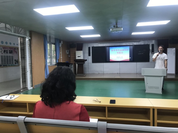 開發(fā)區(qū)二小舉行防疫應急演練及嘔吐物處置培訓