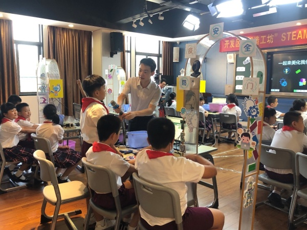AI課堂助力疫情防護，真實問題驅(qū)動課堂學習