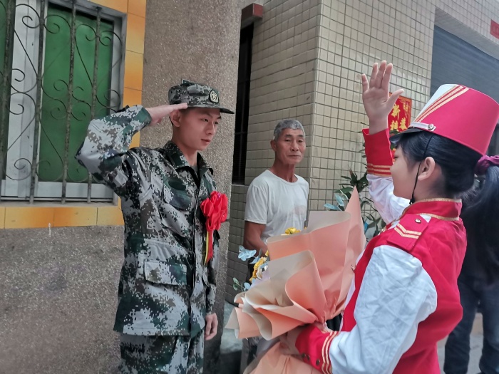 濃濃愛(ài)國(guó)心　鼓樂(lè)奏響送軍情