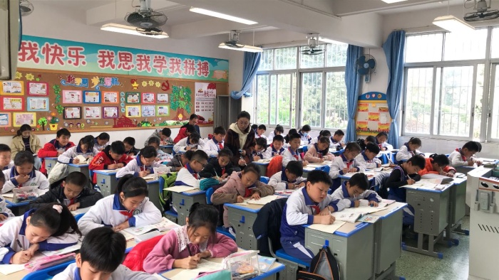 開(kāi)發(fā)區(qū)教育指導(dǎo)中心對(duì)第二小學(xué)進(jìn)行教學(xué)常規(guī)督導(dǎo)