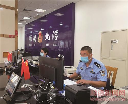 戶政窗口“老黃?！?暖心服務(wù)解民憂