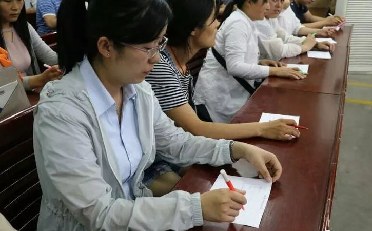 一家長勇氣可嘉，在“告家長書”上簽不同意，網友：官方該出手了