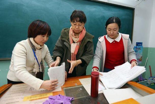 “為啥我教學(xué)20年還是初級(jí)職稱”？教師留言引熱議，官方回應(yīng)來(lái)了