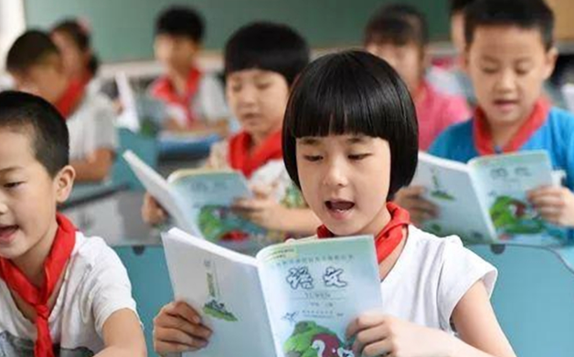 “爸爸在忙，媽媽不打扮了”，課本封面和三胎有關(guān)？官方親自辟謠