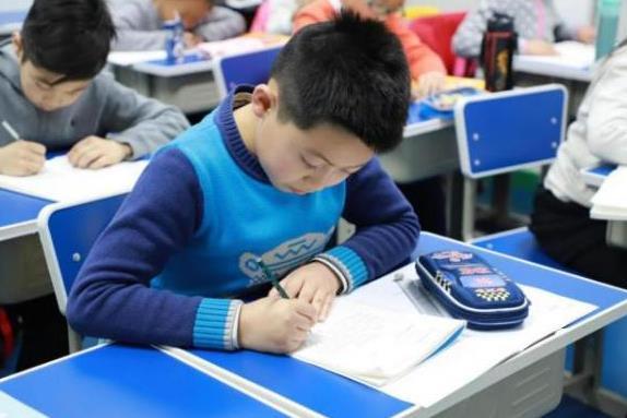 雙減繼續(xù)發(fā)威，“周中”上課或成歷史，小學(xué)生的快樂生活來了