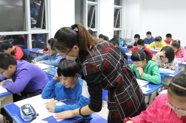 年輕的女老師被辭退，理由竟然是因?yàn)椤半p減”，到底發(fā)生了什么