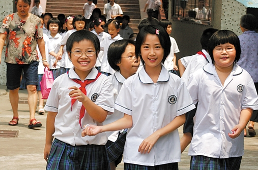 學?！疤靸r校服”賬單曝光，家長勇敢簽下“不同意”，獲網(wǎng)友支持