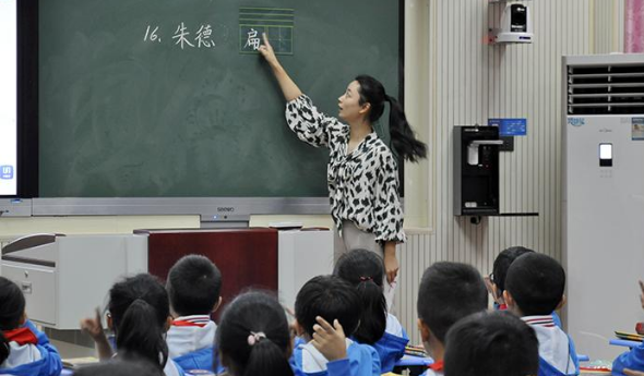 老師補(bǔ)課遭禁，兼職微商被舉報(bào)并查處，老師靈魂反問(wèn)誰(shuí)來(lái)替我養(yǎng)家