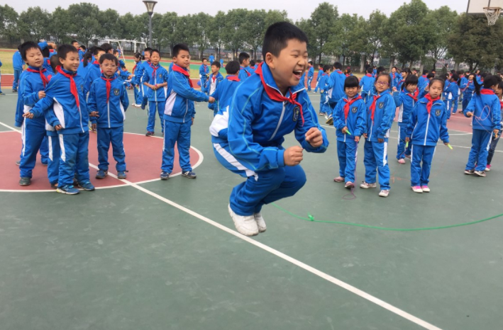“天價校服”賬單出爐，一家長勇敢簽下“不同意”，收到網(wǎng)友點贊