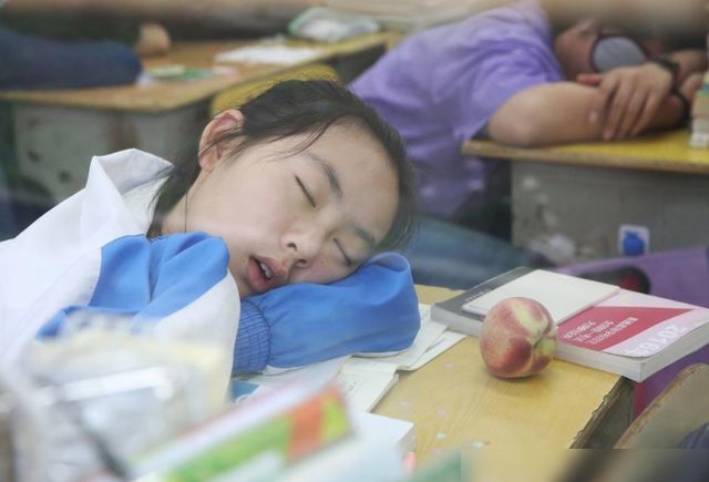 教育部下發(fā)“睡眠令”，推遲中小學(xué)到校時間，孩子睡好家長卻犯愁