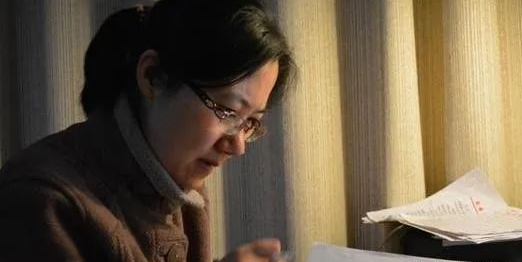 55歲女高級(jí)教師堅(jiān)決不退休，占著高職名額，年輕老師急了……
