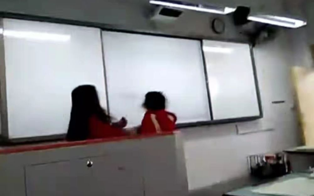 四川金堂一女老師課堂上扇女學(xué)生耳光，教育局：情況屬實(shí)，正調(diào)查