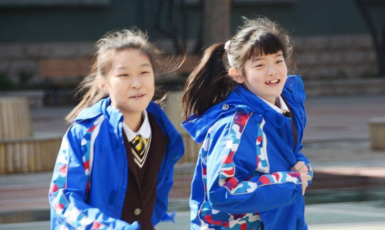 上海一小學(xué)收2320元校服費(fèi)，校服清單里還有背心？家長(zhǎng)回復(fù)