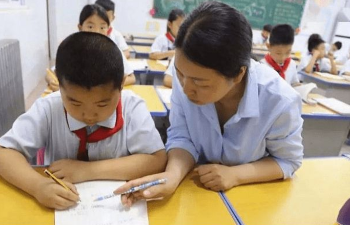 首個(gè)因“雙減”被開(kāi)除的老師，引發(fā)家長(zhǎng)憤怒，學(xué)校的做法值得稱贊