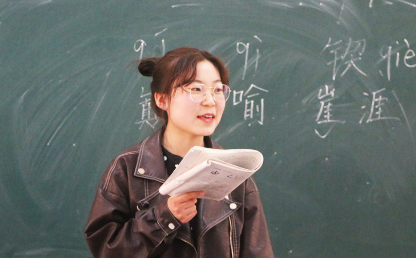 95后教師“教案”走紅，深受學(xué)生青睞，家長(zhǎng)對(duì)此褒貶不一