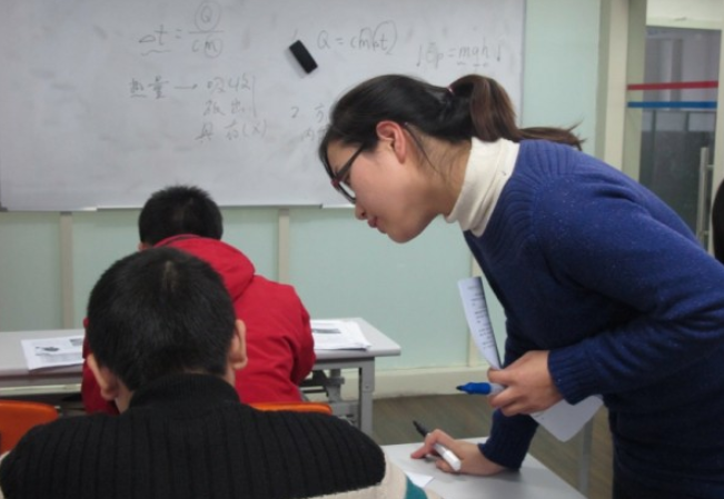 培訓(xùn)機(jī)構(gòu)受限后，教師又開辟了“新財(cái)路”，家長乖乖把錢奉上