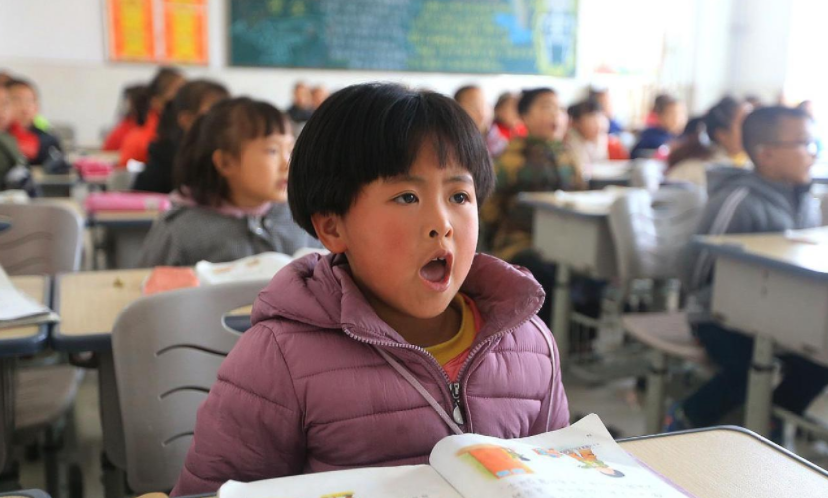 河南某小學(xué)兩名老師被調(diào)走，校長請村民來代課，家長顧慮重重