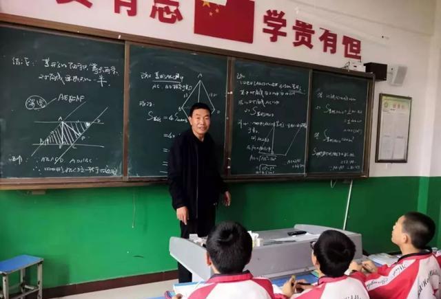 一下班就關(guān)機(jī)，你配當(dāng)老師嗎？家長(zhǎng)的無(wú)理取鬧折射出教師的卑微