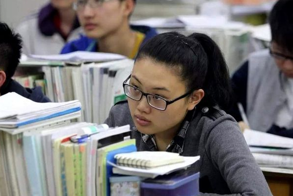教育部發(fā)通知，中小學(xué)將實(shí)行“新規(guī)定”，學(xué)生想偷玩手機(jī)不可能了
