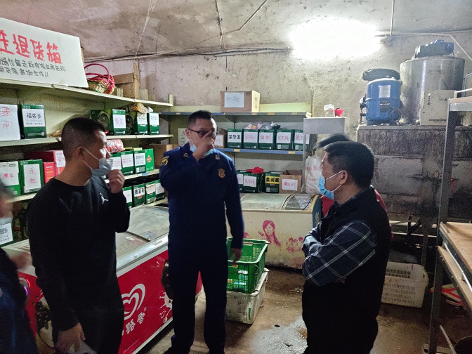 區(qū)消防大隊(duì)帶隊(duì)到樂福超市檢查消防安全.jpg