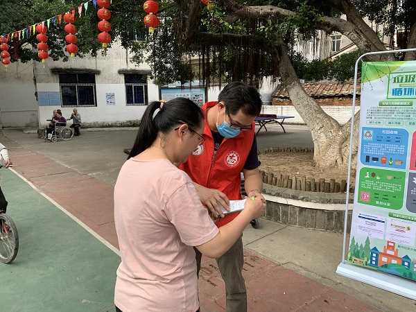 鼎湖區(qū)城管局開展“積極參與垃圾分類，攜手共享文明鼎湖”垃圾分類宣傳志愿活動（3）.jpg