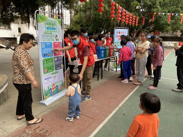 鼎湖區(qū)城管局開展“積極參與垃圾分類，攜手共享文明鼎湖”垃圾分類宣傳志愿活動（2）.jpg