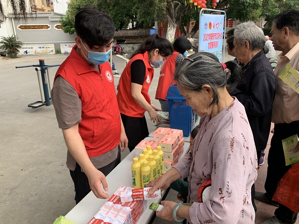 鼎湖區(qū)城管局開展“積極參與垃圾分類，攜手共享文明鼎湖”垃圾分類宣傳志愿活動（5）.jpg