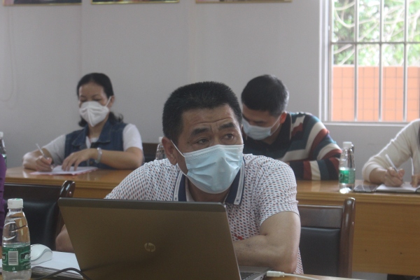 歐發(fā)貴副校長做備考匯報.JPG