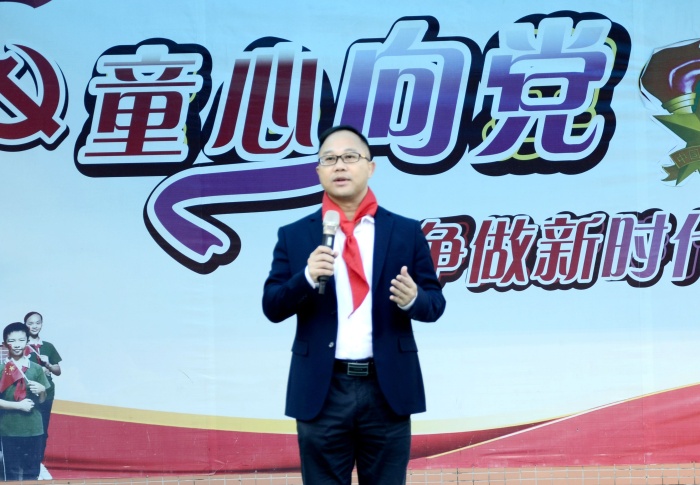 李余仙副校長倡導(dǎo)同學(xué)們要大力弘揚憲法精神.jpg