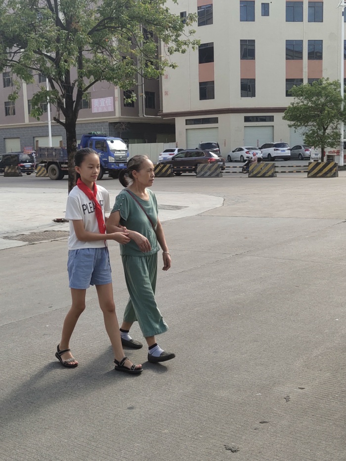 楊思佳助人為樂,扶老奶奶過馬路.jpg