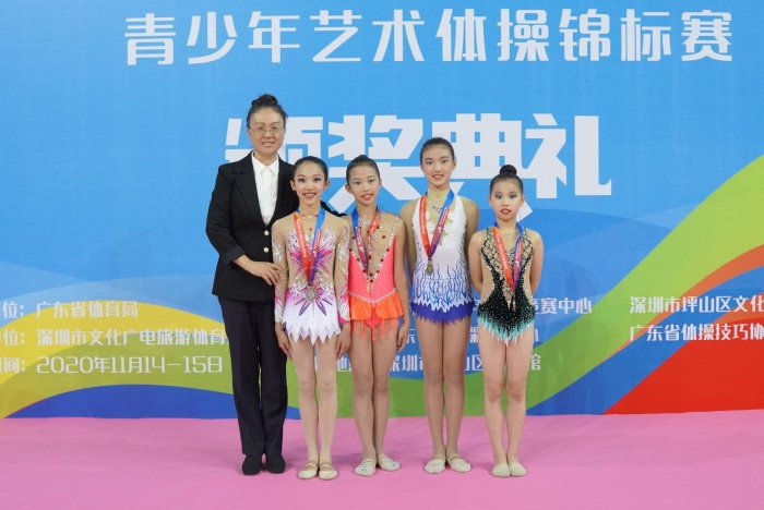 獲獎小選手與頒獎嘉賓合影.JPG