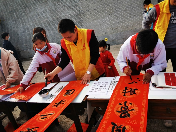 開(kāi)發(fā)區(qū)書(shū)法教研組送春聯(lián)活動(dòng)1.16mmexport1610803726656.jpg