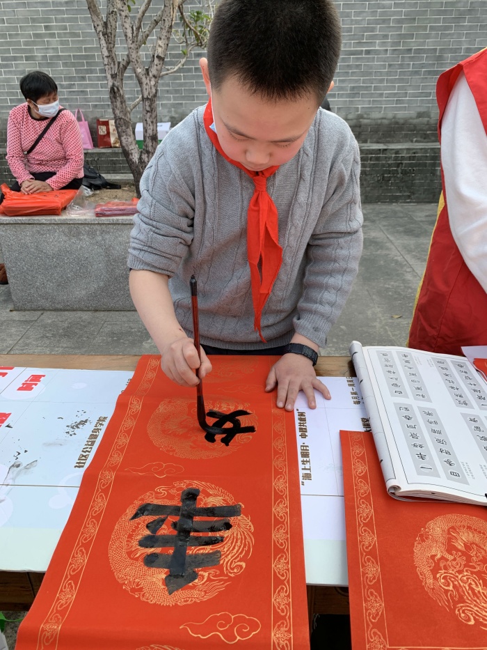 開(kāi)發(fā)區(qū)書(shū)法教研組送春聯(lián)活動(dòng)1.16mmexport1610799920108.jpg