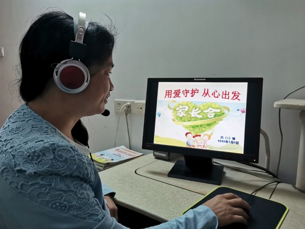 教師上課班會(huì)課照.jpg