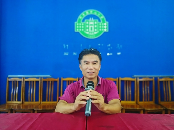 羅校長(zhǎng)對(duì)全校學(xué)生進(jìn)行安全教育.jpg
