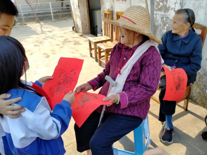 學(xué)生為村中長者送祝福.jpg
