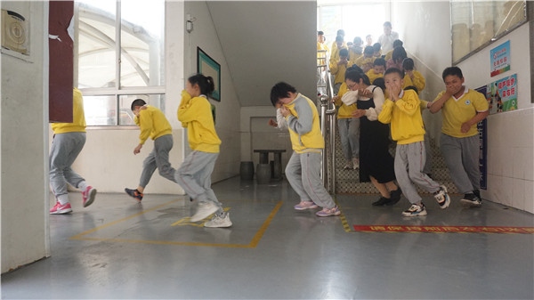 白石環(huán)小學(xué)舉行消防疏散演練及培訓(xùn)活動(dòng) 白石環(huán)小學(xué)舉行消防疏散演練及培訓(xùn)活動(dòng)