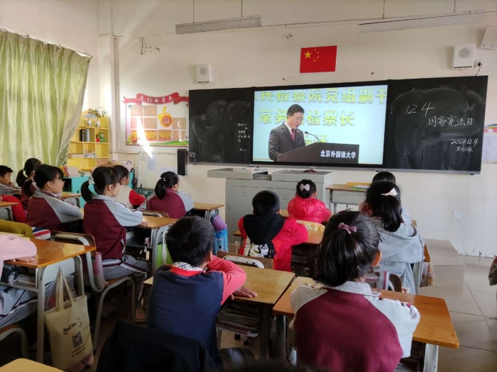 全校師生一起觀看12.4憲法日學(xué)習(xí)活動視頻3.jpg