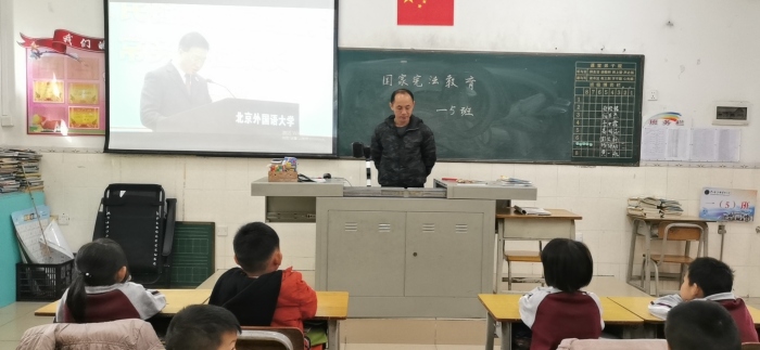 全校師生一起觀看12.4憲法日學(xué)習(xí)活動視頻2.jpg
