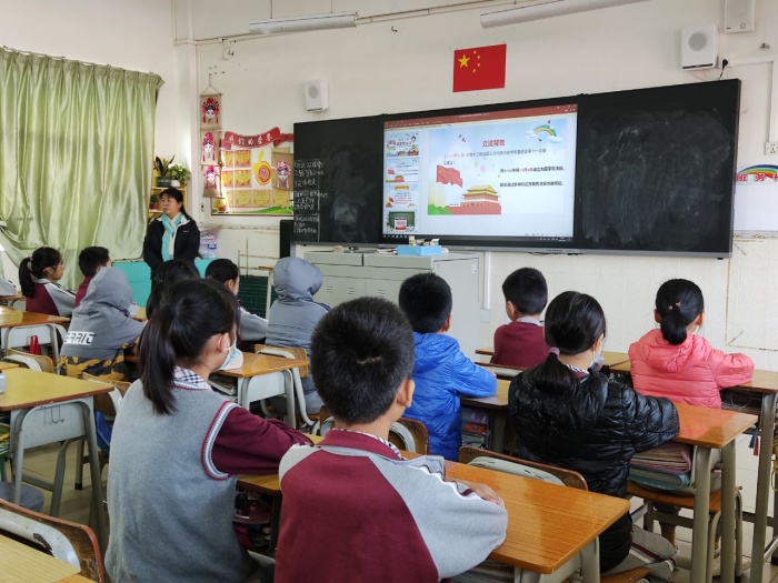 德育處利用大課間進(jìn)行憲法學(xué)習(xí)的校會2.jpg
