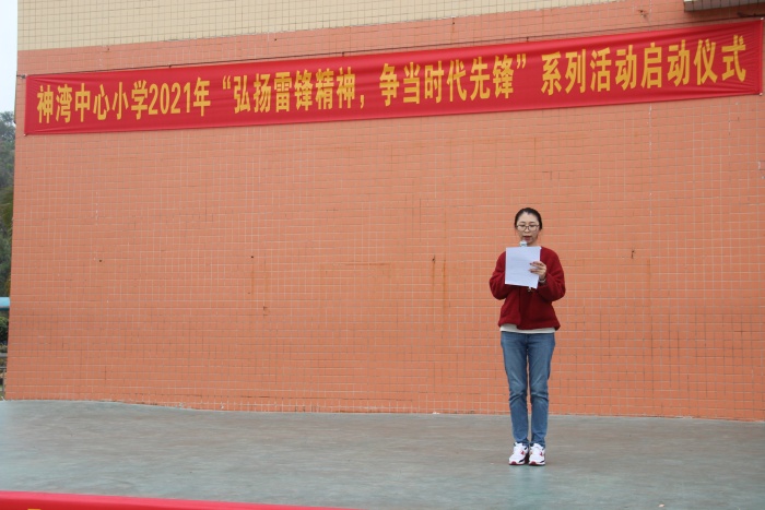 20210301陳雨老師在學(xué)校發(fā)表國旗下講話.jpg