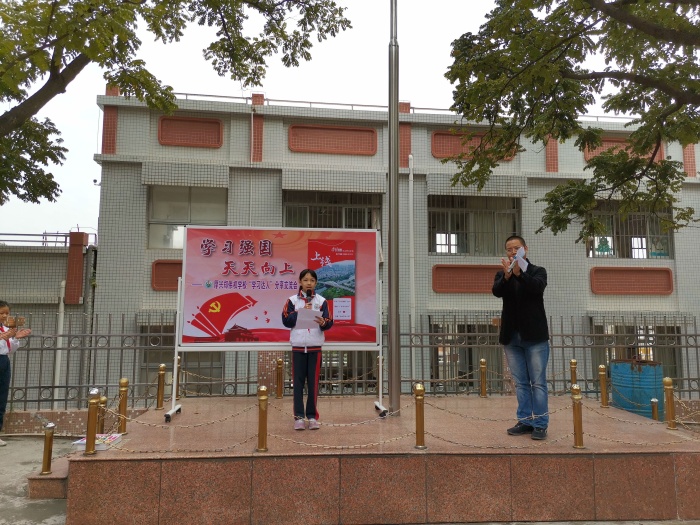 圖為五1班何昭瑩同學在學校田徑場做分享交流.jpg