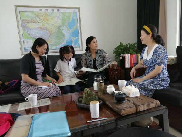 圖為佘宇澄老師(左)在學(xué)生家進(jìn)行家訪工作.jpg