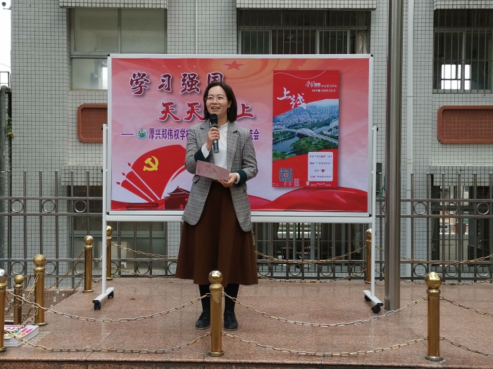 圖為四2班羅一凡媽媽在學校田徑場做分享交流.jpg