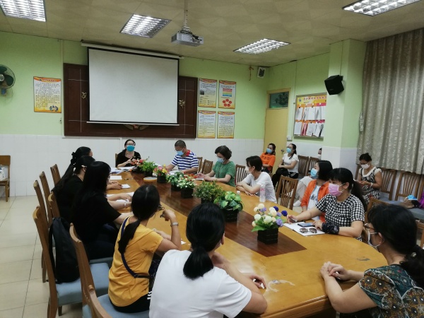 圖為劉依婷校長(中)在教師會議上作家訪動員.jpg