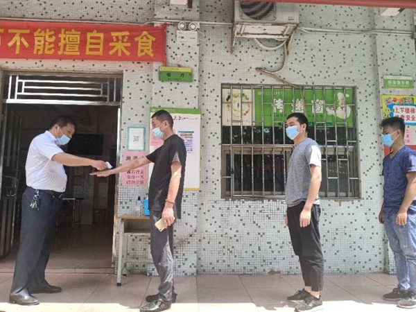 進入食堂測溫1.jpg
