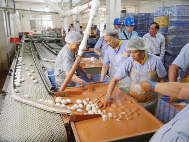 南方電網(wǎng)廣東中山供電局黃圃分局工作人員到泰和公司車間了解咸蛋加工生產(chǎn)情況。陳世聰 攝_副本.jpg